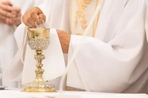 Jak rozłożyć kielich na ołtarzu - kluczowe kroki i tradycje