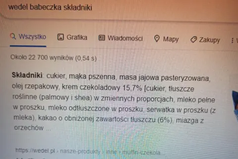 Szukasz informacji, ile kcal ma babeczka Wedel? Na ekranie widać składniki tej słodkości: cukier, mąka, krem czekoladowy.