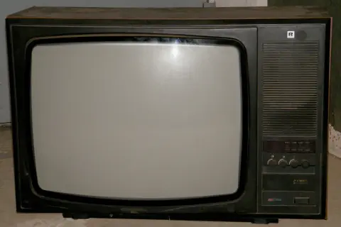 Stare telewizory, jak ten z logo "R", to kawał historii. Pamiętasz nazwy takich modeli?