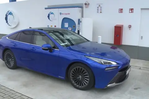 Niebieska Toyota Mirai na stacji wodorowej. Zastanawiasz się nad toyota mirai cena? To przyszłość motoryzacji.