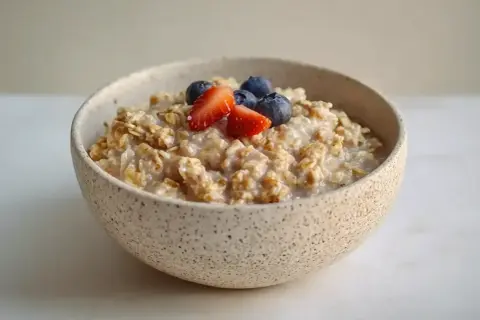 En skål med overnight oats recept, toppad med färska jordgubbar och blåbär. En perfekt start på dagen!