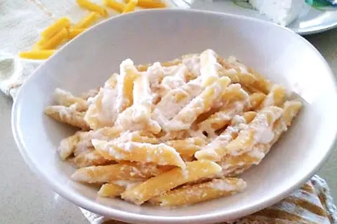 Penne condite con una cremosa salsa di ricotta, un sapore autentico di pasta e ricotta alla pugliese.