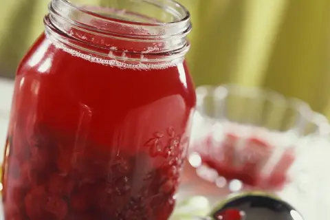 Jak rozrobić spirytus z sokiem malinowym – prosty przepis na domowy napój alkoholowy
