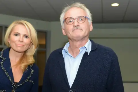 Radzimir Dębski z pierwszą żoną, uśmiechnięta blondynka obok mężczyzny w okularach.