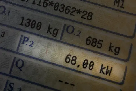 Dokument pojazdu z danymi: masa 1300 kg, 685 kg, moc 68,00 kW. To skrót do informacji o konie mechaniczne.