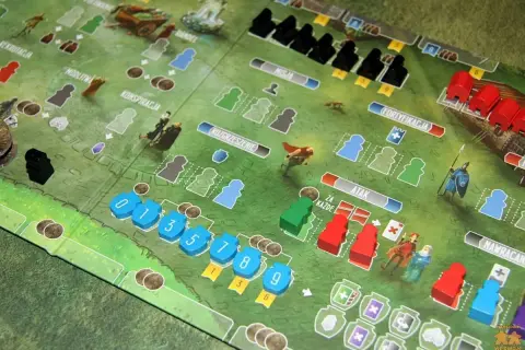 Paladyni zachodniego królestwa przygotowują się do bitwy na planszy gry strategicznej.