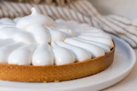 Tarte au citron avec une meringue aérienne, parfaite pour un dessert gourmand. Quelle meringue pour tarte au citron !