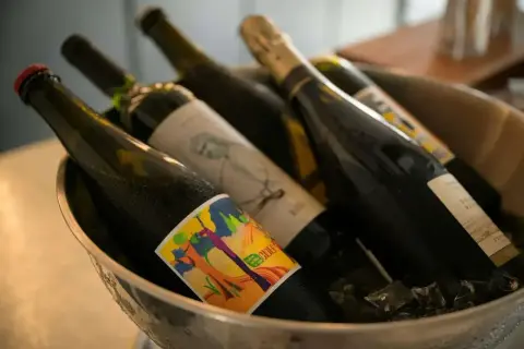 Butelki z winem w wiaderku z lodem. Zastanawiasz się, ile alkoholu można przewieźć samolotem Ryanair?