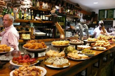 Tapeo en Sevilla: Tu guía local para las mejores tapas y bares