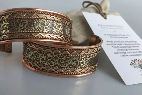 Dlaczego bransoletka miedziana brudzi podczas noszenia i jak temu zapobiec