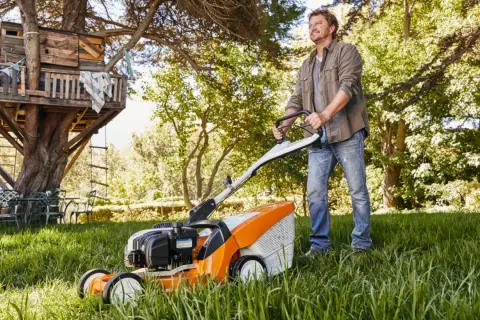 Jak wymienić olej w kosiarce STIHL - uniknij kosztownych błędów