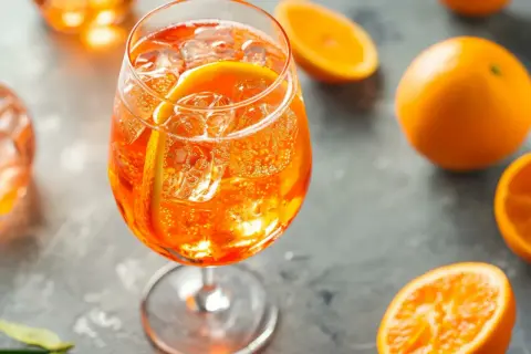 Orzeźwiające, proste drinki z prosecco i pomarańczą, pełne lodowych kostek i bąbelków. Idealne na letnie popołudnie.