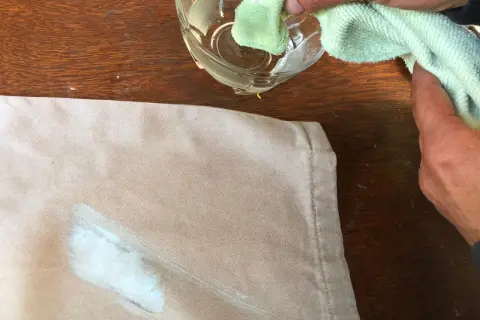 Come togliere macchie di pittura murale: un panno umido e un po' di pazienza per rimuovere le macchie dal tessuto.