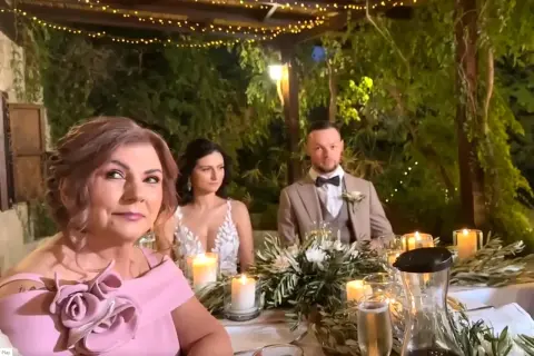 Kolor sukni dla mamy pana młodego: Elegancja bez modowej wpadki