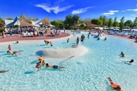 Dzieci bawią się w wodzie w Barricata Holiday Village. Słoneczny dzień, błękitne niebo i mnóstwo radości.