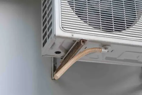 Dettaglio di un condizionatore con tubo di scarico flessibile. Ottime idee per tubo condizionatore portatile.