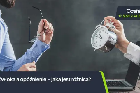 Mężczyzna z okularami w ręku i ręka z budzikiem wychodząca z laptopa. Zwłoka i opóźnienie – jaka jest różnica?