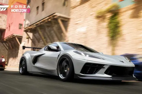 Biały samochód sportowy ściga się po ulicy w Forza Horizon 5.