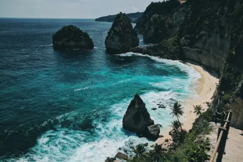 Malownicze klify i turkusowe morze na Bali. Marzysz o podróży? Sprawdź, ile trwa lot na Bali!