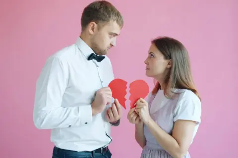 Para jak przestać myśleć o zdradzie męża, trzymając złamane serce.