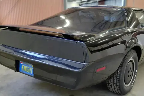 Svart knight rider bil med registreringsskylten "KNIGHT". En ikonisk bil redo för äventyr.