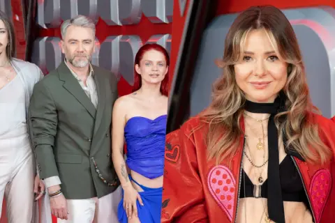 Trzech jurorów programu, w tym wokalistka z rudymi włosami, i popularna wokalistka w czerwonej kurtce. Czy to ona wie, dlaczego została odsunięta od śpiewania?