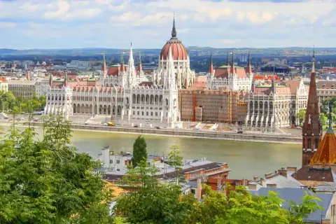 Budapest: Das Parlamentsgebäude am Fluss, ein Traumziel nach einer langen Zugfahrt von Hamburg.