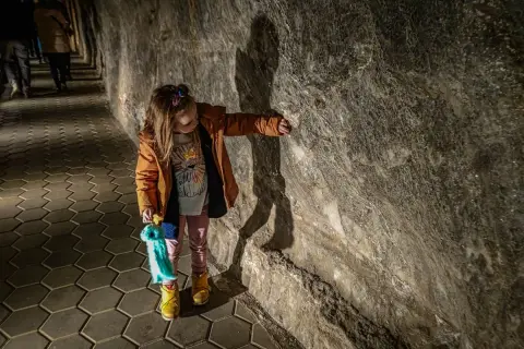 Mała dziewczynka odkrywa kopalnię soli w Wieliczce. To świetne atrakcje dla dzieci, pełne tajemnic i niezwykłych widoków.