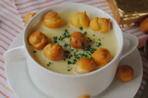 Jaki serek kremowy do zupy? Odkryj najlepsze smaki i przepisy