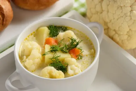Jak zrobić zupę kalafiorową jak u babci? Odkryj jej sekrety!