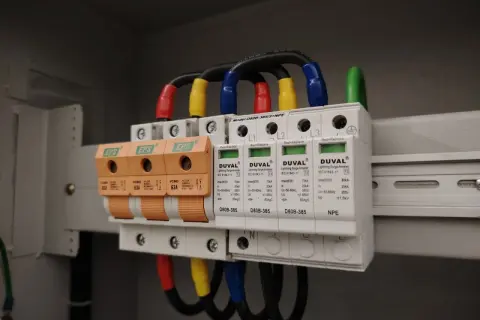 W skrzynce elektrycznej zamontowano odgromnik i bezpieczniki.