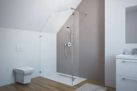 Nowoczesna łazienka z prysznicem pod skosem, wolnowiszącą toaletą i minimalistyczną umywalką.