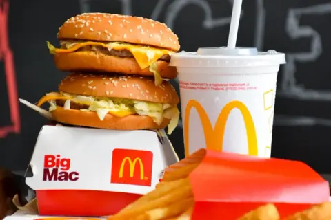 Dwa Big Maci, frytki i napój z McDonald's. Idealny zestaw, choć red chikker kcal może przyprawić o zawrót głowy.