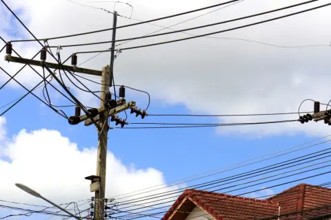 Ile za słup energetyczny na działce? Sprawdź swoje prawa i odszkodowanie