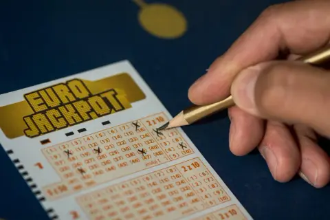 Dłoń z ołówkiem zaznacza liczby na kuponie Eurojackpot. Zastanawiasz się eurojackpot do której godziny? Sprawdź, zanim będzie za późno!