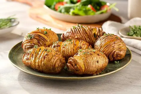 Krispiga potatisar i airfryer, toppade med färska örter. Perfekt tillbehör som ser lika god ut som den smakar.