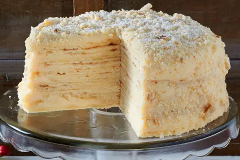 Schicht für Schicht ein Genuss: Dieses Napoleon Torte Rezept ergibt eine himmlische Torte mit vielen dünnen Teigschichten und cremiger Füllung, bestreut mit Krümeln.