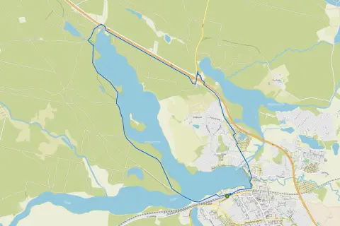 Trasa rowerowa wokół Jeziora Drwęckiego w Ostródzie. Widoczna droga S7 i fragment miasta.