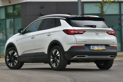 Biały Opel Grandland X z czarnym dachem, z tyłu. Zastanawiasz się, opel grandland x jaki silnik wybrać?
