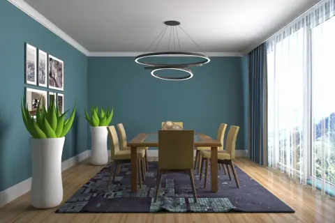 Salle à manger moderne avec table en bois, chaises jaunes et tapis graphique. Le plafond blanc lumineux donne une impression de grandeur, une astuce pour agrandir la pièce.