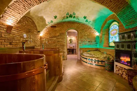 Gemütliche Bierfässer und ein Kamin im pilsen bierhotel.
