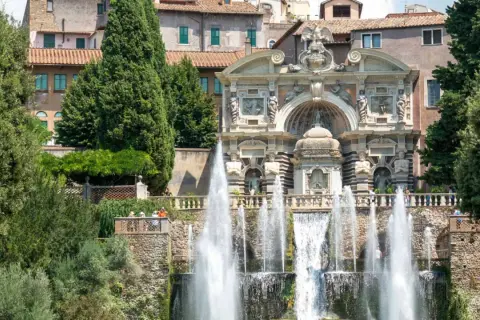 Fontana dell'Acqua Marcia a Tivoli, una delle top 10 cose da vedere nel Lazio, con giochi d'acqua e architettura rinascimentale.
