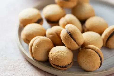 Baci di Dama Rezept: Zarte Kekse mit Schokoladenfüllung, perfekt für den Kaffeetisch.