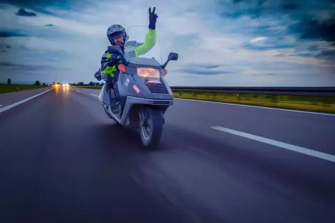 Skuter 125 na autostradzie: Legalne, ale czy bezpieczne?