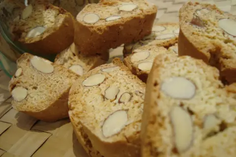 Des biscuits croquants aux amandes, une délicieuse recette italienne, prêts à être dégustés.
