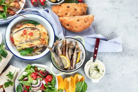 Un festin méditerranéen : brochettes, moussaka, poisson frit, salade grecque, pain et sauce. Un menu de la semaine alléchant !