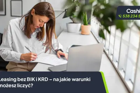 Kobieta analizuje dokumenty, zastanawiając się, czy jestem w BIK, czy dostanę leasing. Na ekranie laptopa widnieje logo CashFix.