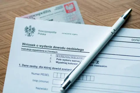 Formularz wniosku o dowód osobisty i długopis. Zastanawiasz się, ile czeka się na dowód? Czas oczekiwania może być różny.
