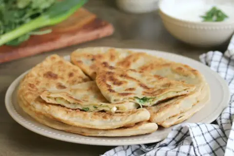 Färska, gyllene bolani med en smakrik fyllning. Ett perfekt recept för en hemlagad delikatess.