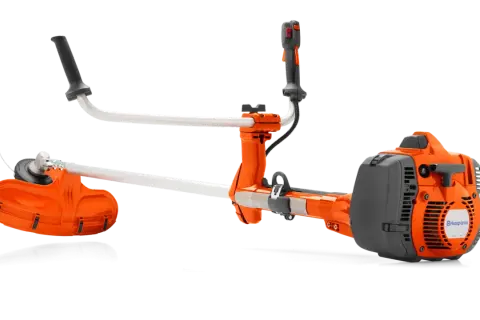 Pomarańczowa kosiarka żyłkowa Husqvarna 545RX. Sprawdź jej husqvarna 545rx dane techniczne, by poznać możliwości.